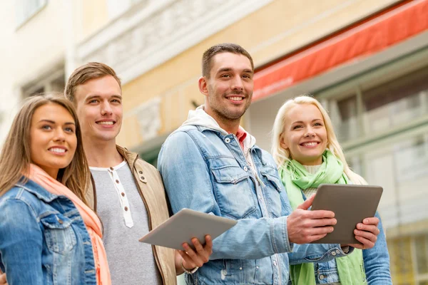 Grupp leende vänner med tablet pc-datorer — Stockfoto