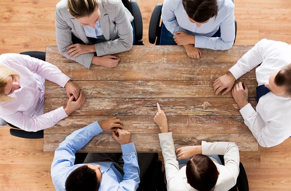 Primo piano del team di lavoro seduto a tavola — Foto Stock