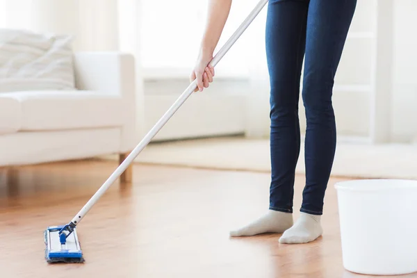 Zamknij się z kobieta z mopem czyszczenia podłogi w domu — Zdjęcie stockowe