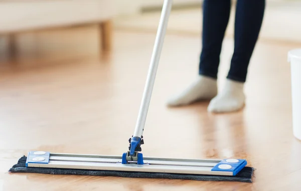 Kadın evde zemin temizlik paspas ile yakın çekim — Stok fotoğraf