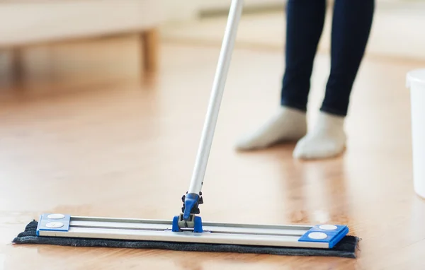 Nahaufnahme einer Frau mit Wischmopp zu Hause — Stockfoto