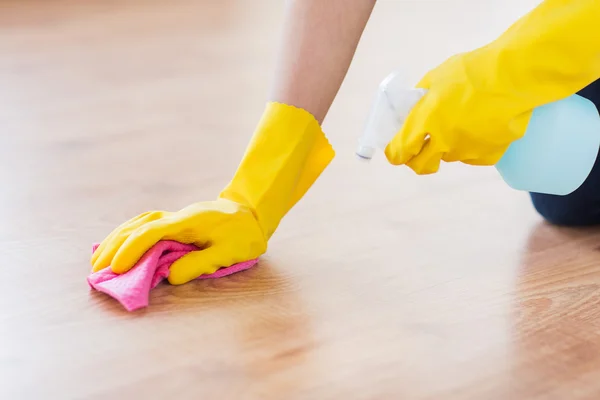 用抹布清洁地板在家里的女人特写 — 图库照片
