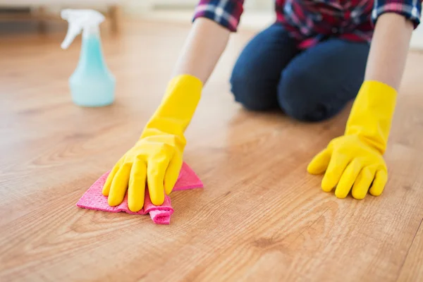 Primer plano de la mujer con piso de limpieza de trapo en casa —  Fotos de Stock