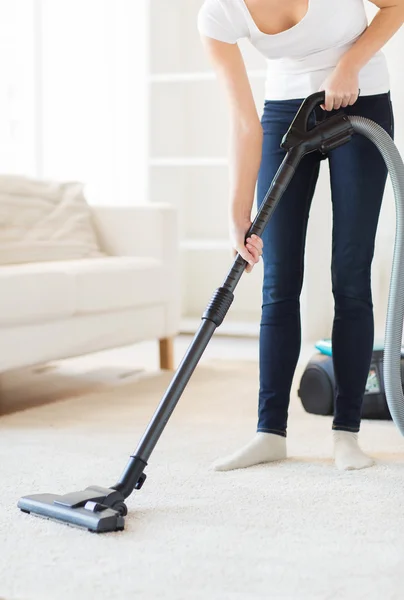 Primer plano de la mujer con aspiradora en casa — Foto de Stock