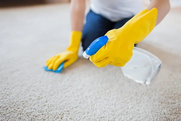 Primer plano de la mujer con alfombra de limpieza de tela — Foto de Stock