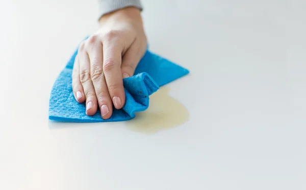 Fechar a superfície da mesa de limpeza das mãos com pano — Fotografia de Stock