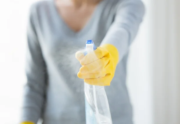 Close up van gelukkig vrouw met reinigingsmiddel sproeien — Stockfoto