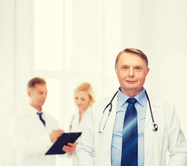 Médico sorridente ou professor com estetoscópio — Fotografia de Stock