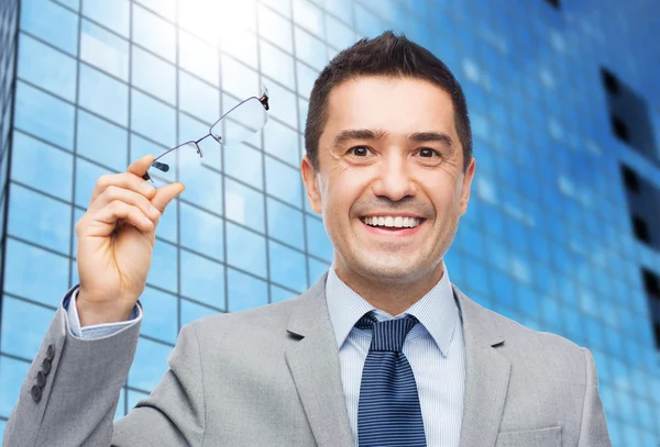 Feliz hombre de negocios sonriente en gafas y traje — Foto de Stock