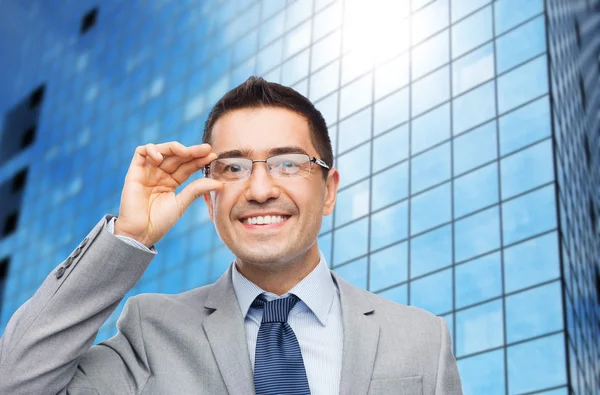 Glücklich lächelnder Geschäftsmann in Brille und Anzug — Stockfoto