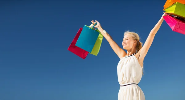 Femme avec sacs à provisions — Photo