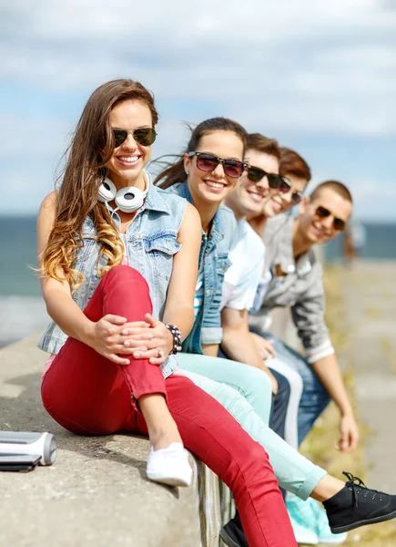 Adolescente chica pasando el rato con amigos al aire libre —  Fotos de Stock