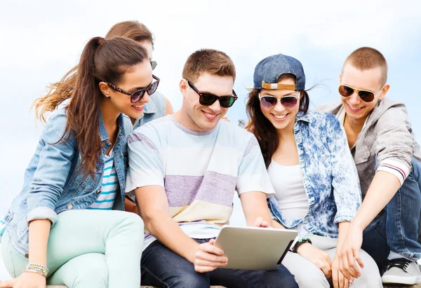 Groep tieners kijken naar tablet pc — Stockfoto