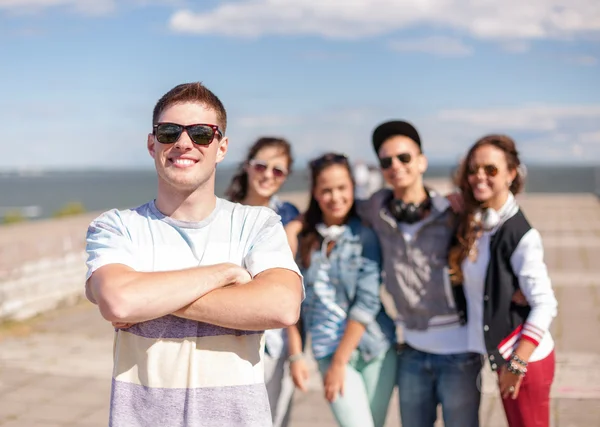 Adolescente com óculos de sol e amigos lá fora — Fotografia de Stock