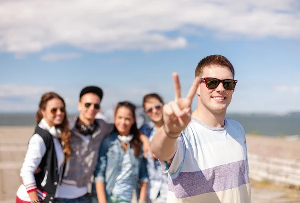 Adolescente con gafas de sol y amigos afuera — Foto de Stock
