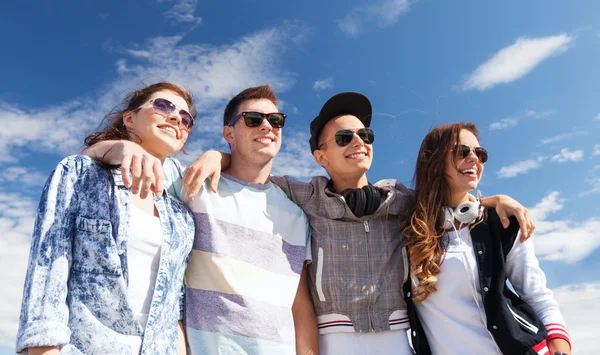 Groep tieners buiten — Stockfoto