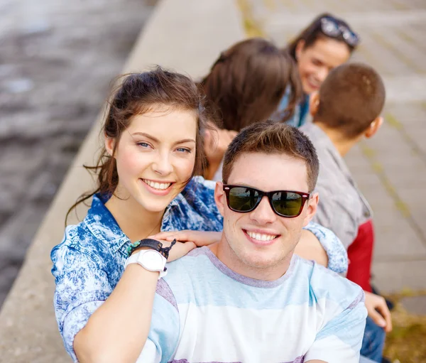 Sonriendo adolescentes en gafas de sol divirtiéndose al aire libre — Foto de Stock