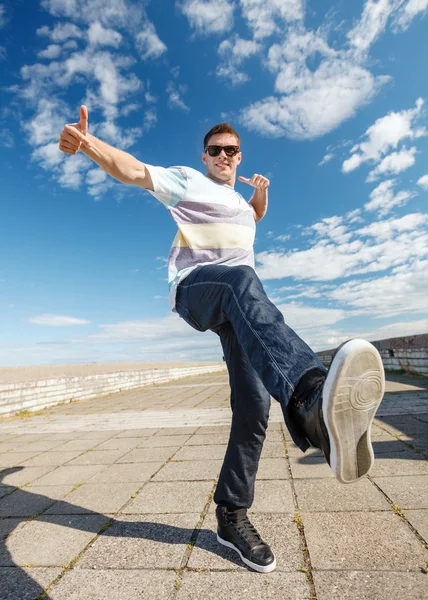 Bonito menino fazendo movimento de dança — Fotografia de Stock