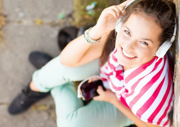 Mädchen mit Kopfhörern hört Musik — Stockfoto