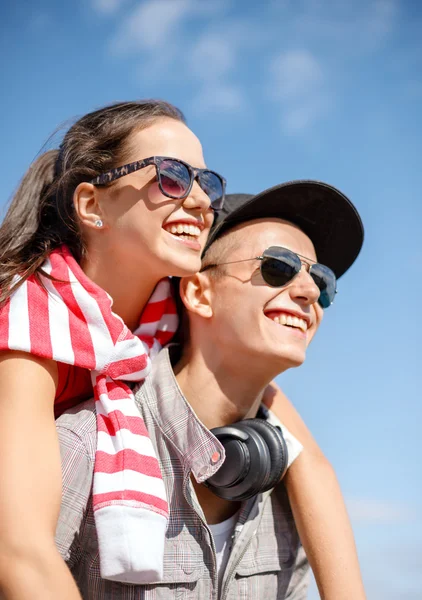 Adolescenti sorridenti in occhiali da sole divertirsi all'aperto — Foto Stock