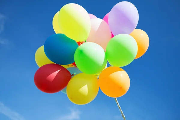 Un sacco di palloncini colorati nel cielo — Foto Stock