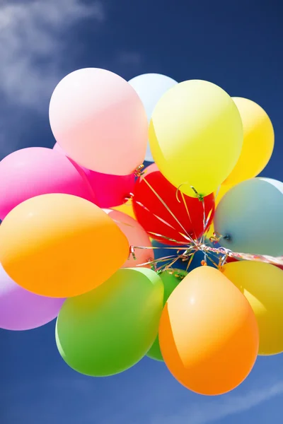 Allerlei kleurrijke ballonnen in de lucht — Stockfoto