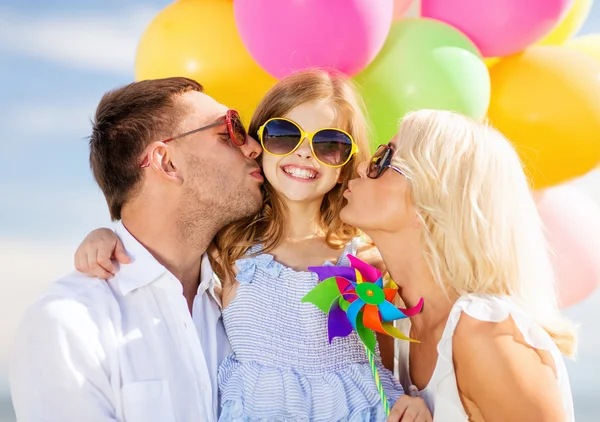 Familj med färgglada ballonger — Stockfoto