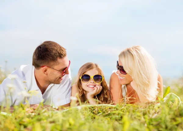 Lycklig familj med blå himmel och grönt gräs — Stockfoto