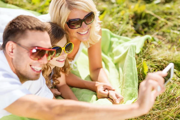 Famille heureuse avec caméra prenant des photos — Photo