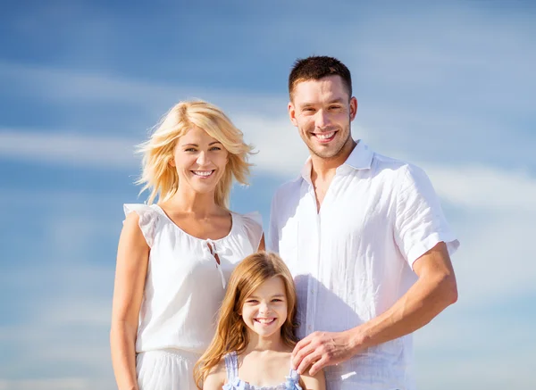 Família feliz com céu azul — Fotografia de Stock