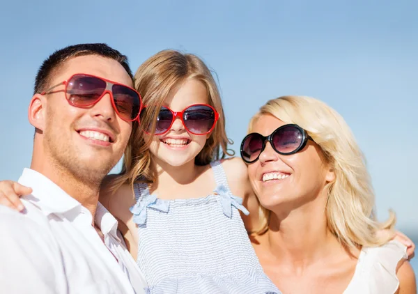 Família feliz com céu azul — Fotografia de Stock