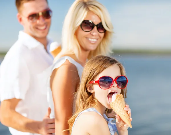Família feliz comer sorvete — Fotografia de Stock