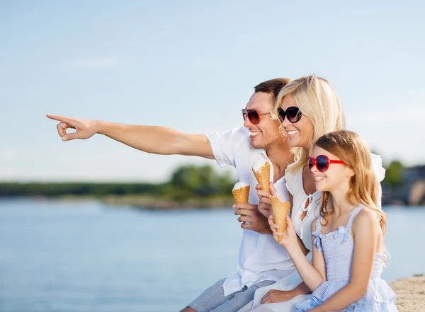 Happy family eating ice cream — Stock Photo, Image