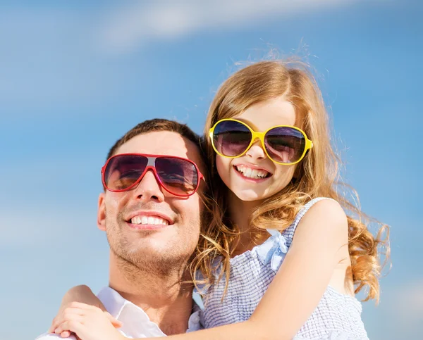 Buon padre e bambino con gli occhiali da sole sopra il cielo blu — Foto Stock