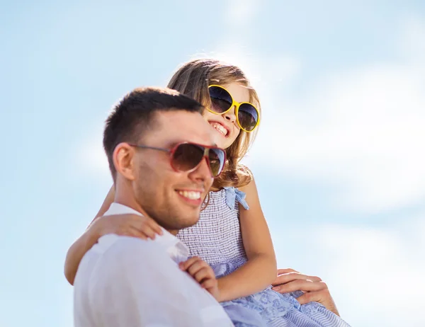 Feliz padre e hijo en gafas de sol sobre el cielo azul —  Fotos de Stock