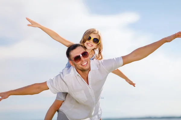 Père heureux et enfant dans les lunettes de soleil sur le ciel bleu — Photo