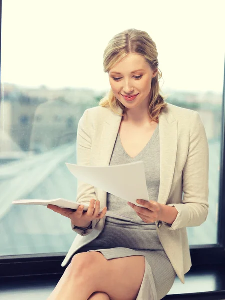 Mujer feliz con documentos — Foto de Stock