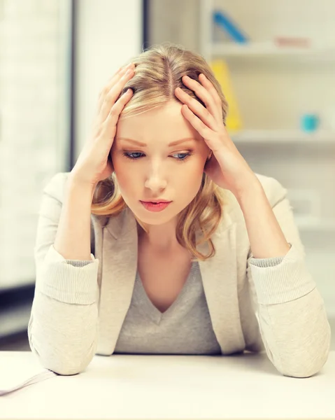 Ongelukkig vrouw in office — Stockfoto