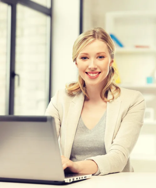 Mulher feliz com computador portátil — Fotografia de Stock