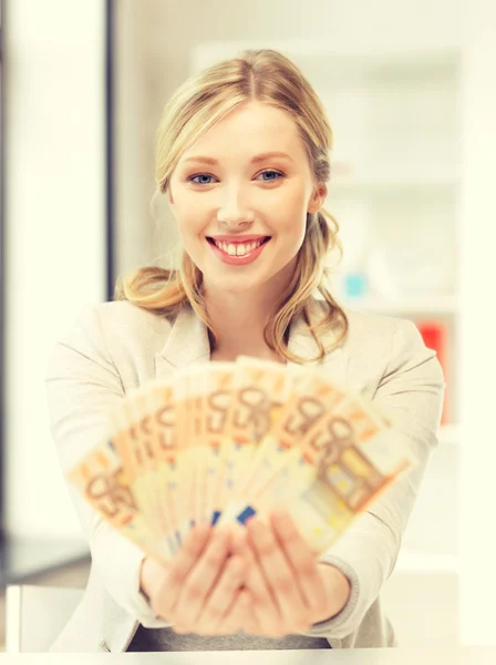 Mooie vrouw met euro contant geld — Stockfoto