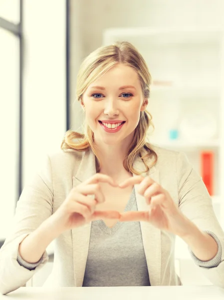 Genç kadın gösteren kalp işareti — Stok fotoğraf