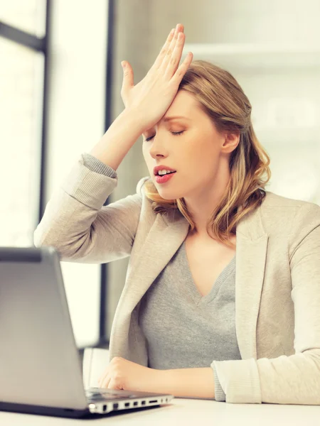 Benadrukt vrouw met laptopcomputer — Stockfoto