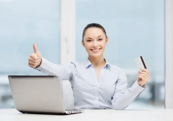 Empresária com laptop no escritório — Fotografia de Stock