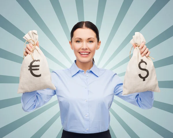 Empresária segurando sacos com dólar e euro — Fotografia de Stock