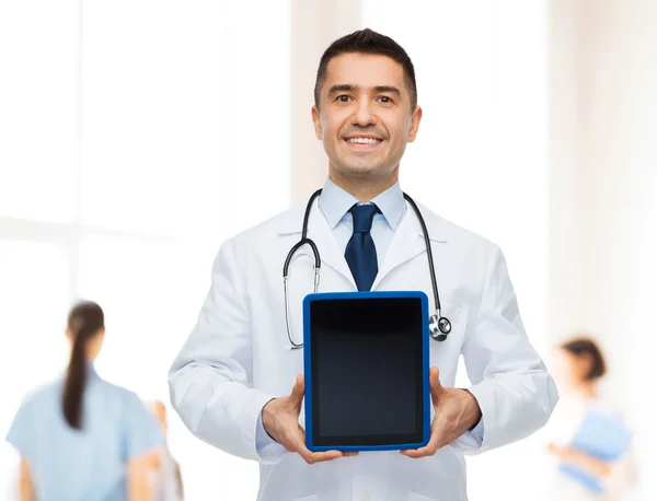 Sorridente médico masculino com tablet pc no hospital — Fotografia de Stock