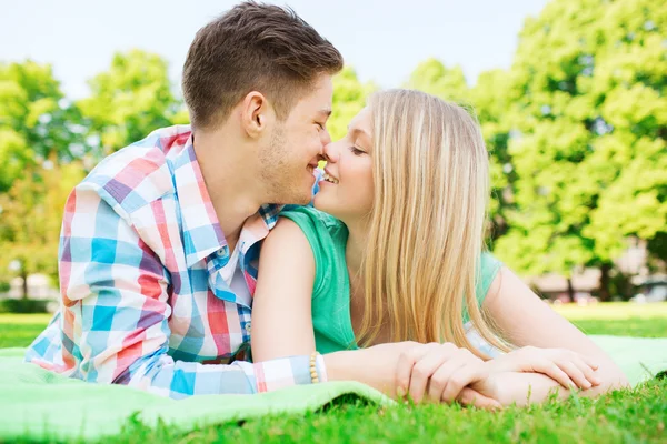 Sorrindo casal no parque — Fotografia de Stock