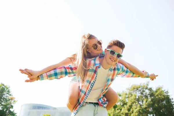 Couple souriant s'amuser dans le parc — Photo