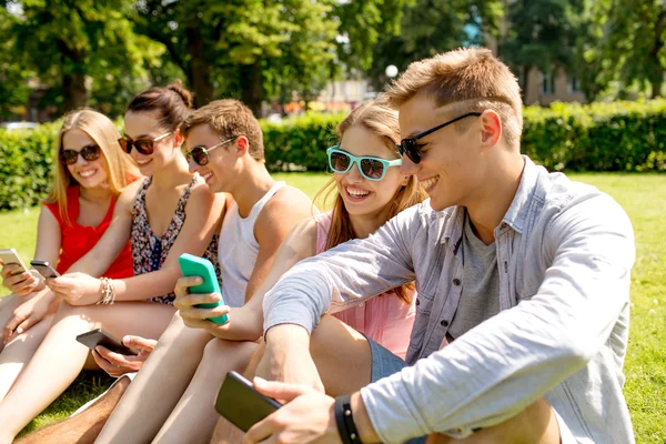 Amici sorridenti con smartphone fare selfie — Foto Stock