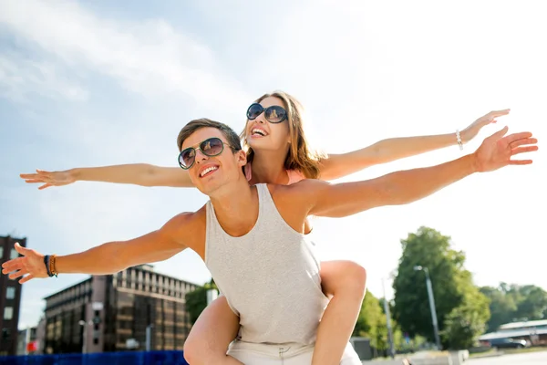 Sorridente coppia divertirsi in città — Foto Stock