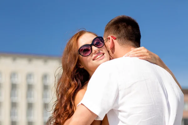 Coppia sorridente in città — Foto Stock